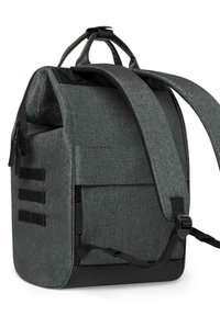 Grauer Stoff-Rucksack mit schwarzen Akzenten, ausgestattet mit gepolsterten Schultergurten, einer seitlichen Reißverschlusstasche und drei verstellbaren Gurt-Schlaufen auf einer Seite.