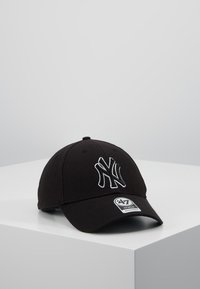 Svart baseballcaps laget av stoff, med et brodert New York Yankees-logo i hvitt. Lukket bak og buet skjerm, enkel design.
