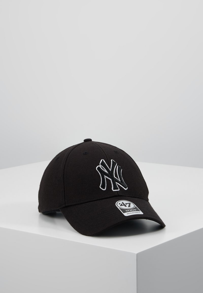Svart baseballcaps laget av stoff, med et brodert New York Yankees-logo i hvitt. Lukket bak og buet skjerm, enkel design.