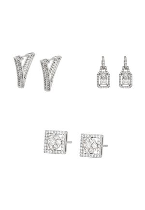 Trzy pary srebrnych kolczyków z diamentami: zakrzywione koła, prostokątne kolczyki wiszące oraz kwadratowe kolczyki na sztyft z grupą diamentów.