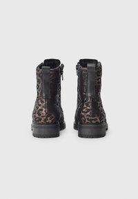 Schwarze Knöchelstiefel mit einem Leopardenmuster in Bronze. Mit einem seitlichen Reißverschluss und einer klobigen Sohle für guten Halt. Aus Textil- und synthetischen Materialien.