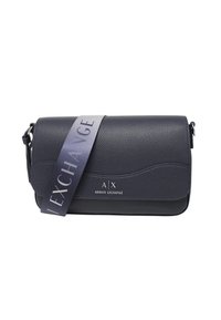 Borsa a tracolla in pelle texturizzata blu navy con dettaglio del logo, caratterizzata da un design curvato e una tracolla larga impressa con "Armani Exchange."