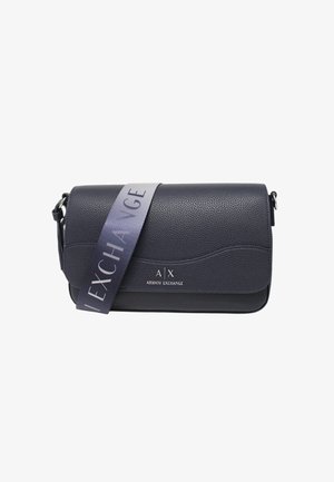 Borsa a tracolla in pelle texturizzata blu navy con dettaglio del logo, caratterizzata da un design curvato e una tracolla larga impressa con "Armani Exchange."