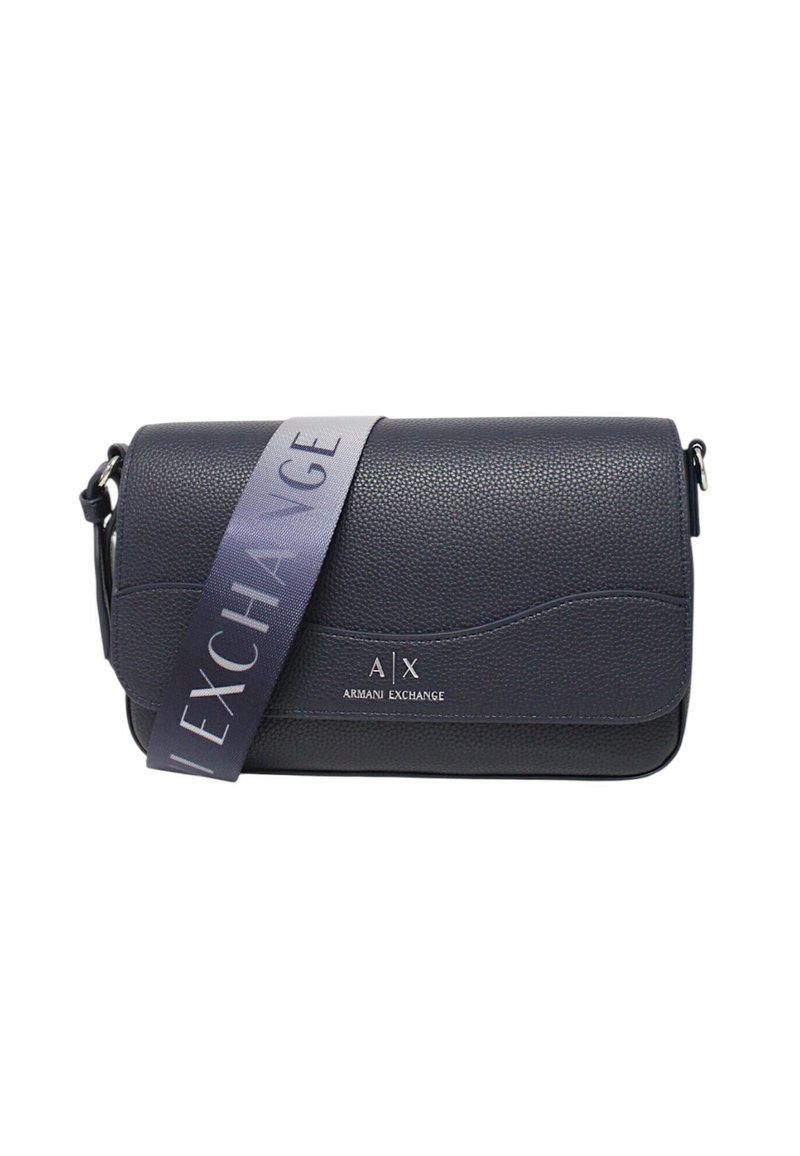 Borsa a tracolla in pelle texturizzata blu navy con dettaglio del logo, caratterizzata da un design curvato e una tracolla larga impressa con "Armani Exchange."