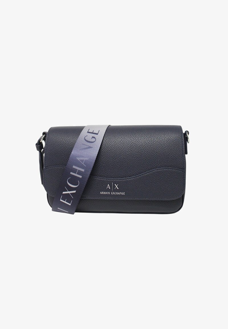 Borsa a tracolla in pelle texturizzata blu navy con dettaglio del logo, caratterizzata da un design curvato e una tracolla larga impressa con "Armani Exchange."