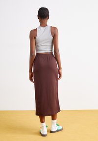 adidas Originals SKIRT - Pencil φούστα - shadow brown