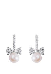 Srebrne kolczyki z perłowym koralikiem i wzorem w kształcie kokardy ozdobione małymi, błyszczącymi kamieniami, prezentujące delikatny i elegancki wygląd.