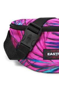 Marsupio in tessuto rosa brillante con motivi astratti blu e viola, dotato di una cintura nera regolabile e una fibbia in plastica.