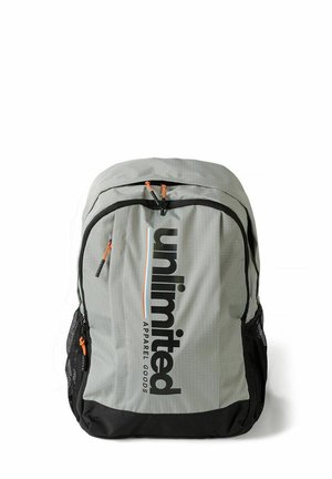 Sac à dos gris et noir avec tirettes de fermeture éclair orange et logo "unlimited apparel goods" sur le devant, avec poches latérales en mesh.