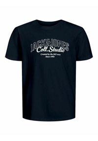 Navy Baumwoll-T-Shirt mit kurzen Ärmeln. Hat ein weißes grafisches Textdesign mit der Aufschrift "JACK & JONES Coll. Studio" und "Created by the JeJ crew Since 1990."