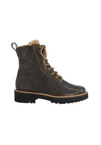 Bota de cuero marrón con cordones y acabado texturizado, forro de piel sintética y suela de goma negra gruesa. Presenta cordones trenzados y una lengüeta.