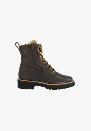 Bota de cuero marrón con cordones y acabado texturizado, forro de piel sintética y suela de goma negra gruesa. Presenta cordones trenzados y una lengüeta.