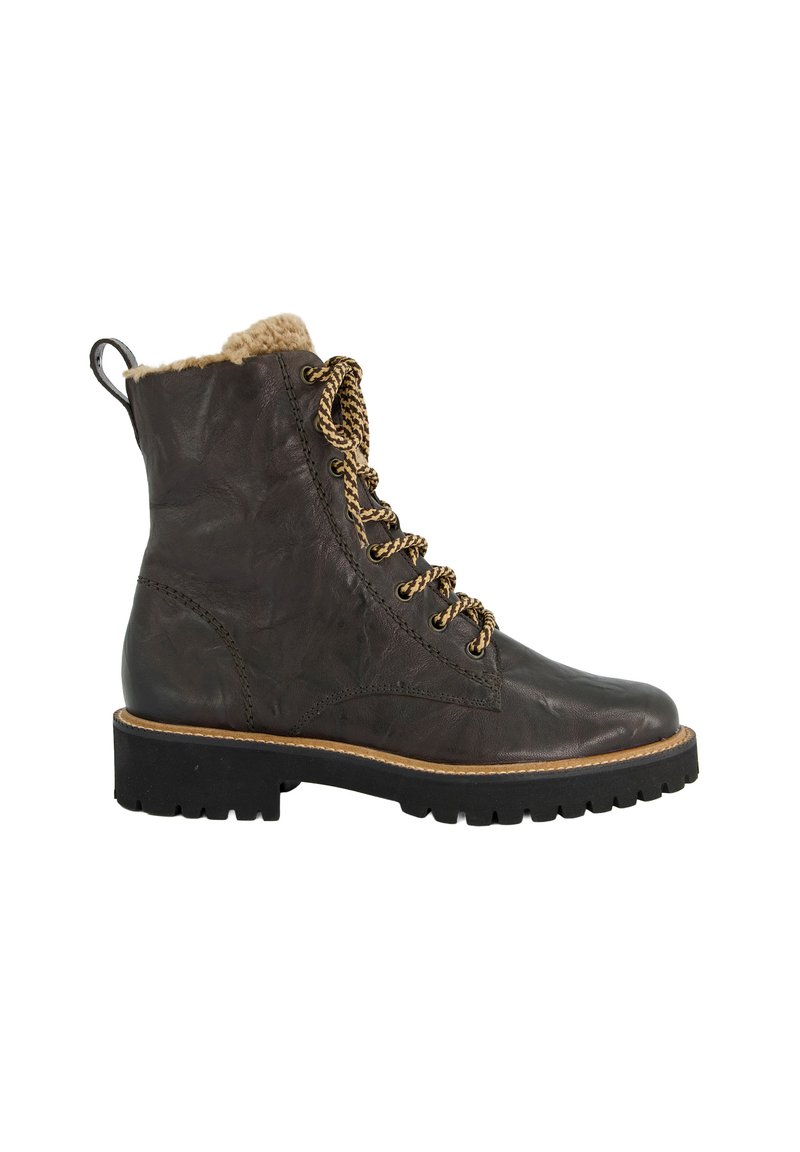 Bota de cuero marrón con cordones y acabado texturizado, forro de piel sintética y suela de goma negra gruesa. Presenta cordones trenzados y una lengüeta.