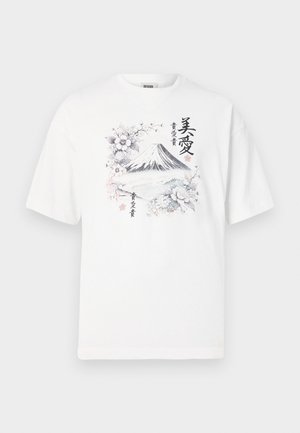 Bela bombažna majica z rdečim in črnim motivom gore Fuji, obdano s cvetličnimi vzorci in japonskim besedilom. Kratki rokavi, okrogel izrez.