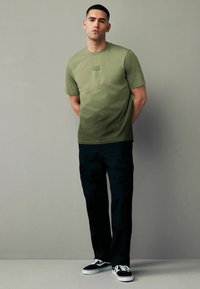 Next DIP DYE REGULAR FIT - Triko s potiskem - green