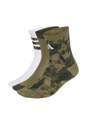 Drei mid-calf Socken in Weiß mit grünen Streifen, einfarbig olivgrün und olivgrünes Camouflage-Muster nebeneinander.