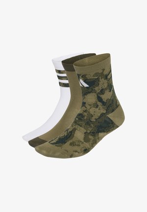 Tres calcetines hasta media pantorrilla en blanco con rayas verdes, verde oliva sólido y patrón de camuflaje verde oliva uno al lado del otro.