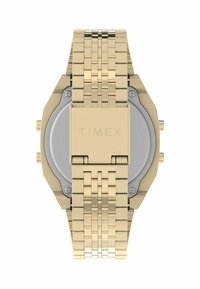 Guldtonet Timex ur med et octagonalt urkasse, et tekstureret metalarmbånd og en cirkulær grå urskive, der har chronografknapper og indgraveret branding.