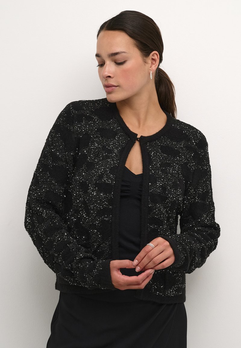 Zwarte gebreide cardigan met een gestructureerd oppervlak, voorzien van sequins, een ronde halslijn en een knoopsluiting. Slank model en lange mouwen.
