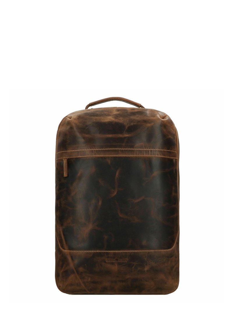 Sac à dos en cuir marron avec une texture lisse, de forme rectangulaire, une poignée supérieure et une poche zippée à l'avant ; présente une finition marbrée foncée.