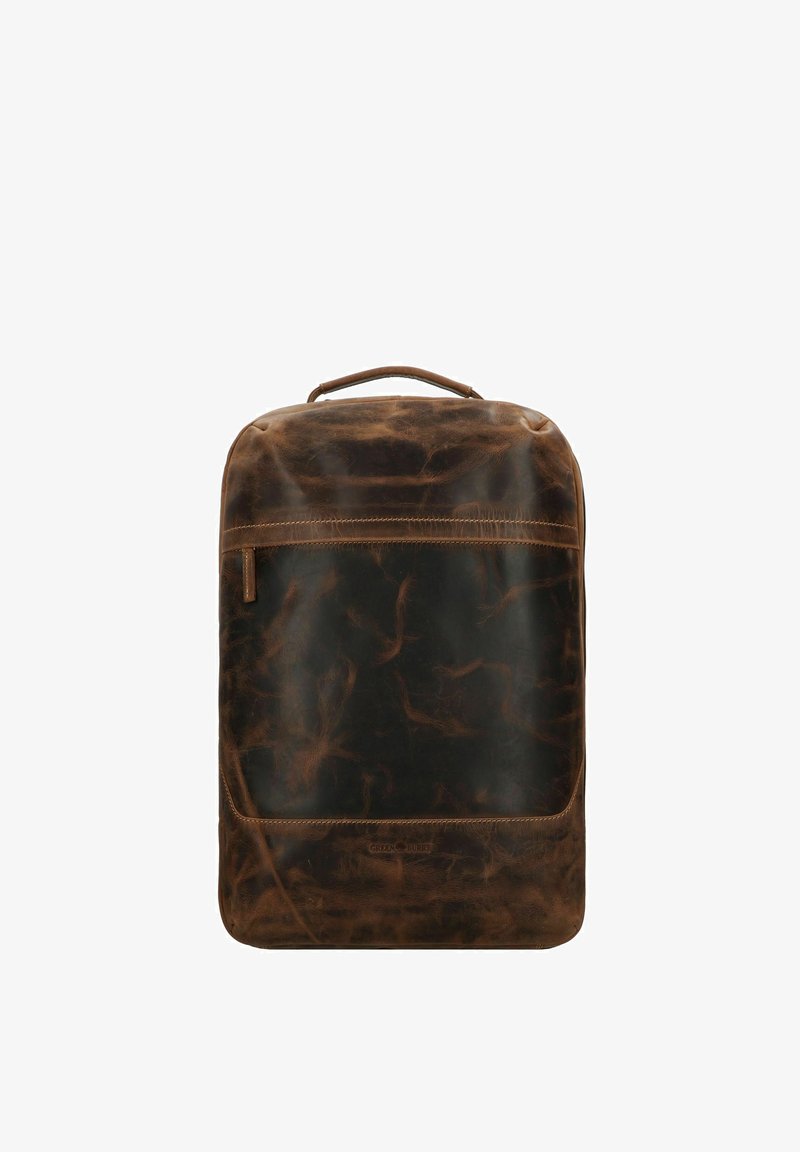 Sac à dos en cuir marron avec une texture lisse, de forme rectangulaire, une poignée supérieure et une poche zippée à l'avant ; présente une finition marbrée foncée.