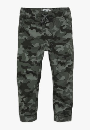 Pantalon camouflage enfant avec taille élastique, cordon, poches latérales, renforts aux genoux et ourlets élastiqués, dans des tons de vert et noir.
