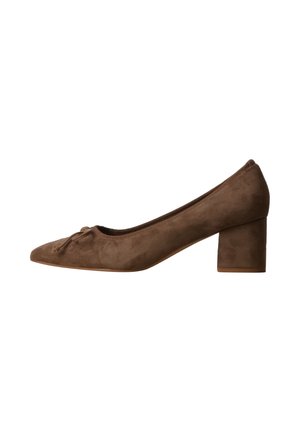 Escarpin femme en daim marron avec un petit talon bloc bas et un petit nœud sur l'avant arrondi, présenté en profil latéral sur fond blanc.