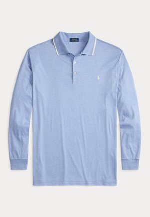 Lyseblå langermet polo-skjorte laget av mykt stoff, med krage og tre knapper, samt en liten brodert logo på brystet.