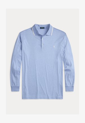Svetlo modra polo majica z dolgimi rokavi, izdelana iz mehkega materiala, z ovratnikom in tremi gumbi, ter z majhnim vezenim logotipom na prsih.