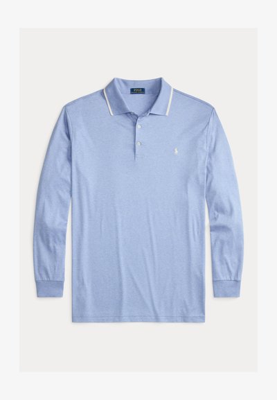 Gaiši zila garo piedurkņu polo krekls, kas izgatavots no mīksta auduma, ar apkakli un trim pogām, kā arī nelielu izšūtu logo uz krūšu.