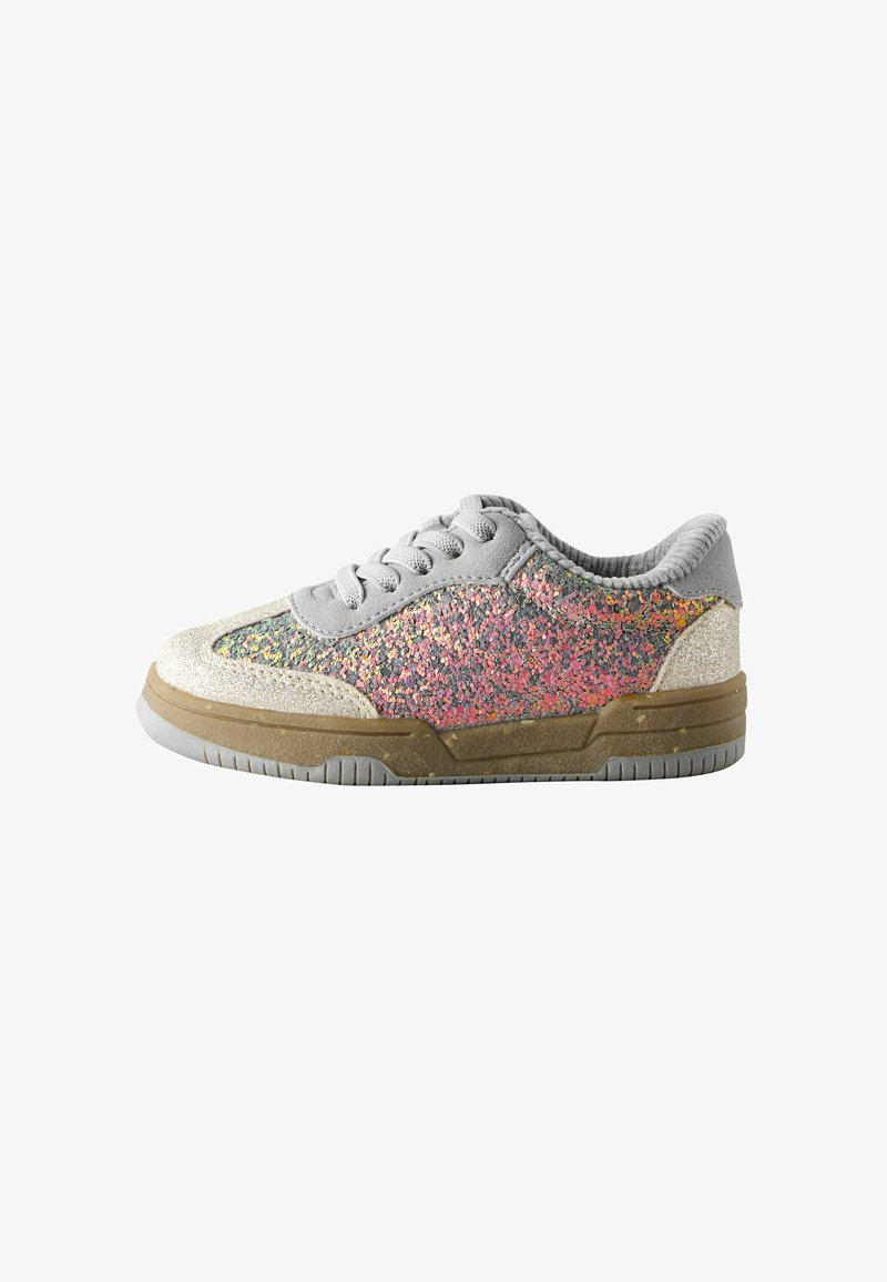 Basket basse avec lacets gris, côtés multicolores pailletés, bout et talon beige, et semelle marron avec bande de roulement grise.
