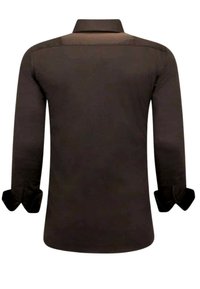 Bruine langslavenshirt met een klassieke kraag, gladde textuur, met oprolbare mouwen en een rechte zoom aan de achterkant.