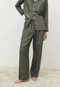 Olivgrünes Satin-Pyjama-Set mit einem Knopfverschlusshemd mit Tasche und Hose mit elastischem Bund, beide im lässigen Schnitt und mit glatter Textur.