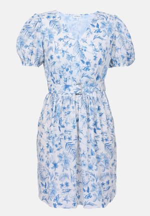 Robe à imprimé floral blanc et bleu, avec des manches bouffantes courtes, un design croisé, une taille ceinturée et une jupe mi-longue.