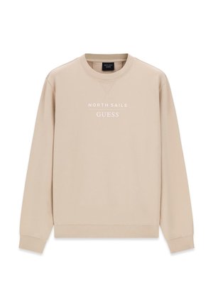 Jasnobeżowa bluza z okrągłym dekoltem, długimi rękawami, ściągaczami i nadrukiem "NORTH SAILS GUESS" w białym kolorze na piersi.
