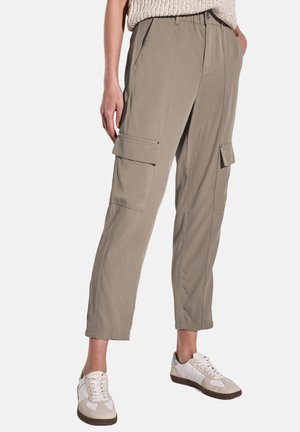 Lichtbeige cargobroek met elastische tailleband, twee zijzakken en twee cargozakken. Gekocht met witte sneakers en een getextureerde gebreide top.