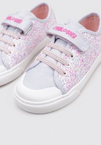 Zapatillas de color púrpura claro con tela de purpurina brillante, detalles en rosa, suelas de goma blanca y diseño con cordones, que cuentan con una correa de velcro.