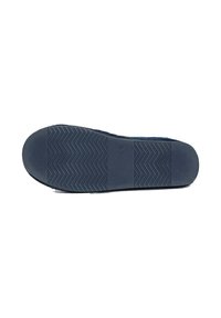 Botte navy à enfiler avec une tige en nubuck texturé, semelle en caoutchouc présentant un motif en chevron, et un design de bout sans couture.