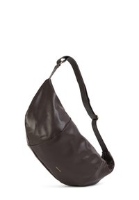 Braune Leder-Schultertasche mit einem einzigartigen asymmetrischen Design und einer glatten Textur. Verfügt über einen verstellbaren Schultergurt und dezente goldene Markenkennzeichnung.