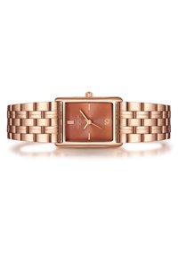 Reloj de pulsera color oro rosa con caja rectangular, esfera naranja texturizada y pulsera de metal con eslabones. Presenta marcadores de hora mínimos y una corona.