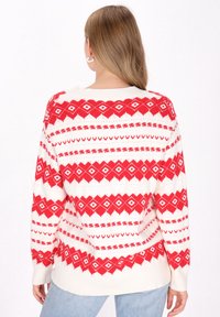 Rot-weißer Pullover mit geometrischem Design und Rautenmustern. Hergestellt aus Strickmaterial, mit langen Ärmeln und entspannter Passform.