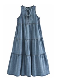 Vestido sin mangas de mezclilla con un cuello atado, diseño de volantes en capas y color azul claro. Cuenta con bolsillos y un ajuste holgado.