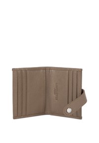 Portefeuille en cuir texturé gris, comprenant plusieurs fentes pour cartes, un fermoir à pression et une sangle attachée pour une manipulation facile.