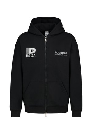 Zwarte hoodie met ritssluiting en zakken aan de voorkant, witte bedrukte tekst "DAILY SUBLEVEL" en "SBLVL STUDIO Worldwide Members" op de borst.