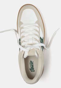 Sneaker z białą skórzaną przodu, beżową zamszową cholewką, zielonymi akcentami i brązową gumową podeszwą. Posiada białe sznurówki i wyściółkę amortyzującą.