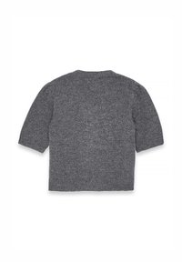 Pelēks adīts džemperis ar īsām piedurknēm, apaļu kakla izgriezumu un teksturētu apdari. Ievērojama brīva piegriezuma un ribota apakšmalas detaļas.