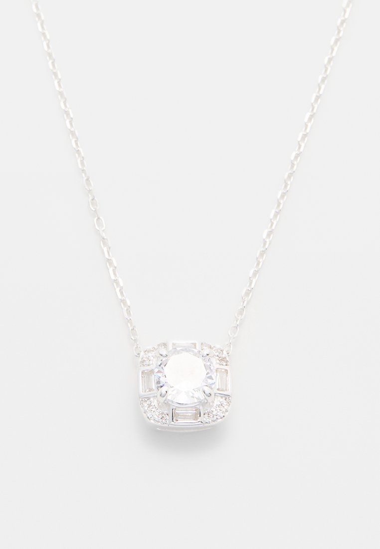 Collier en argent avec un grand bijou rond entouré de petites pierres rectangulaires dans un cadre décoratif.