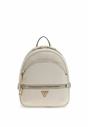 Kleine beige rugzak met twee met rits afgesloten vakken, geperst logopatroon, goudkleurige ritssluitingen en een driehoekig Guess-logobadge aan de voorkant.