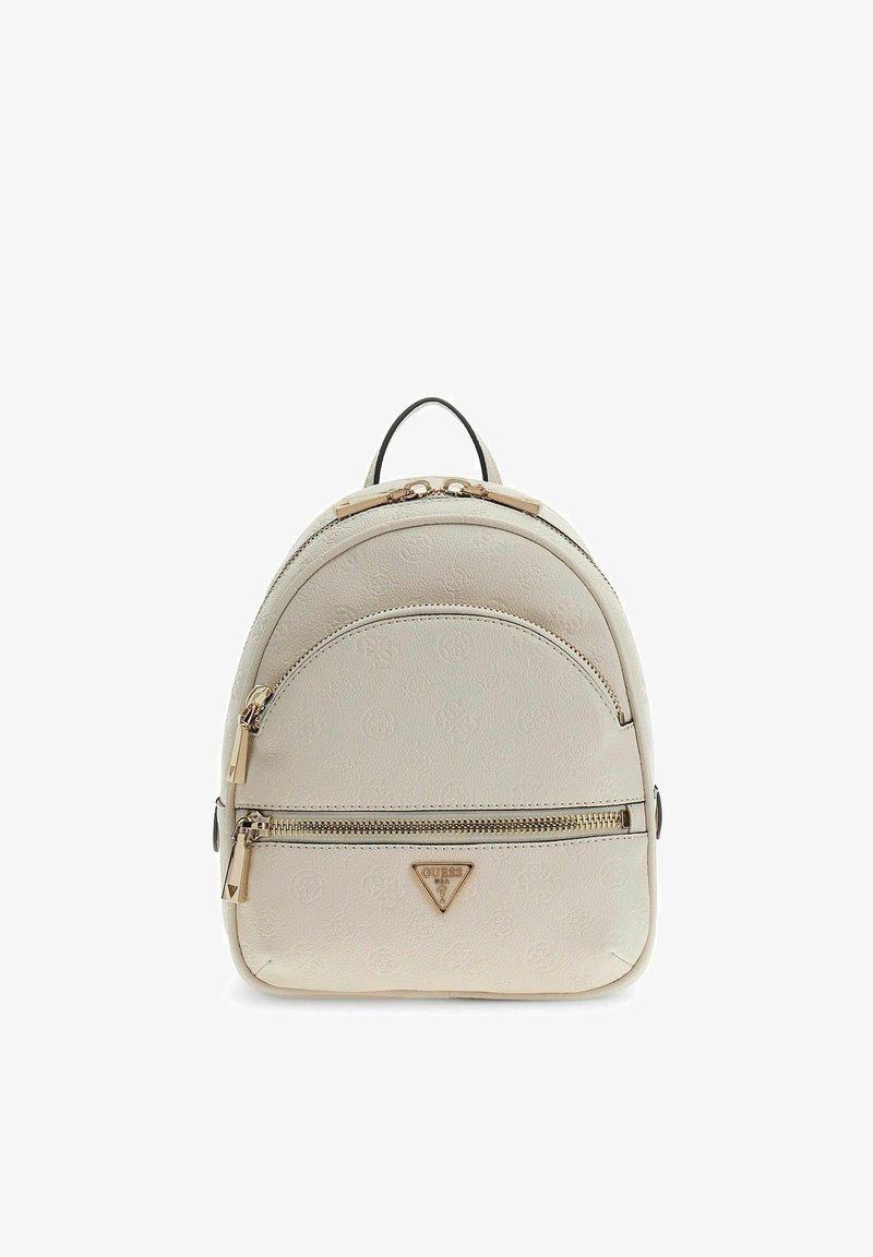 Petit sac à dos beige avec deux compartiments zippés, motif de logo embossé, tirettes de fermeture éclair couleur or et badge triangulaire du logo Guess sur le devant.