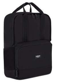 Svart rektangulär ryggsäck med dubbla handtag på toppen, framficka med dragkedja, sidficka och "Larkson Hamburg" logotyp på framfickan.